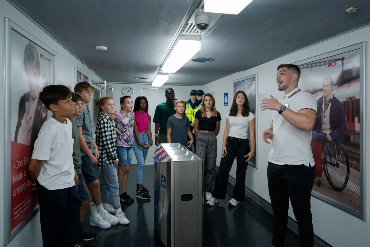 Schülerinnen und Schüler stehen in einem Erlebniszug der SBB.